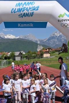 Čez dvesto kamniških otrok in športnikov s ponosom sprejelo in poneslo slovensko baklo (18)